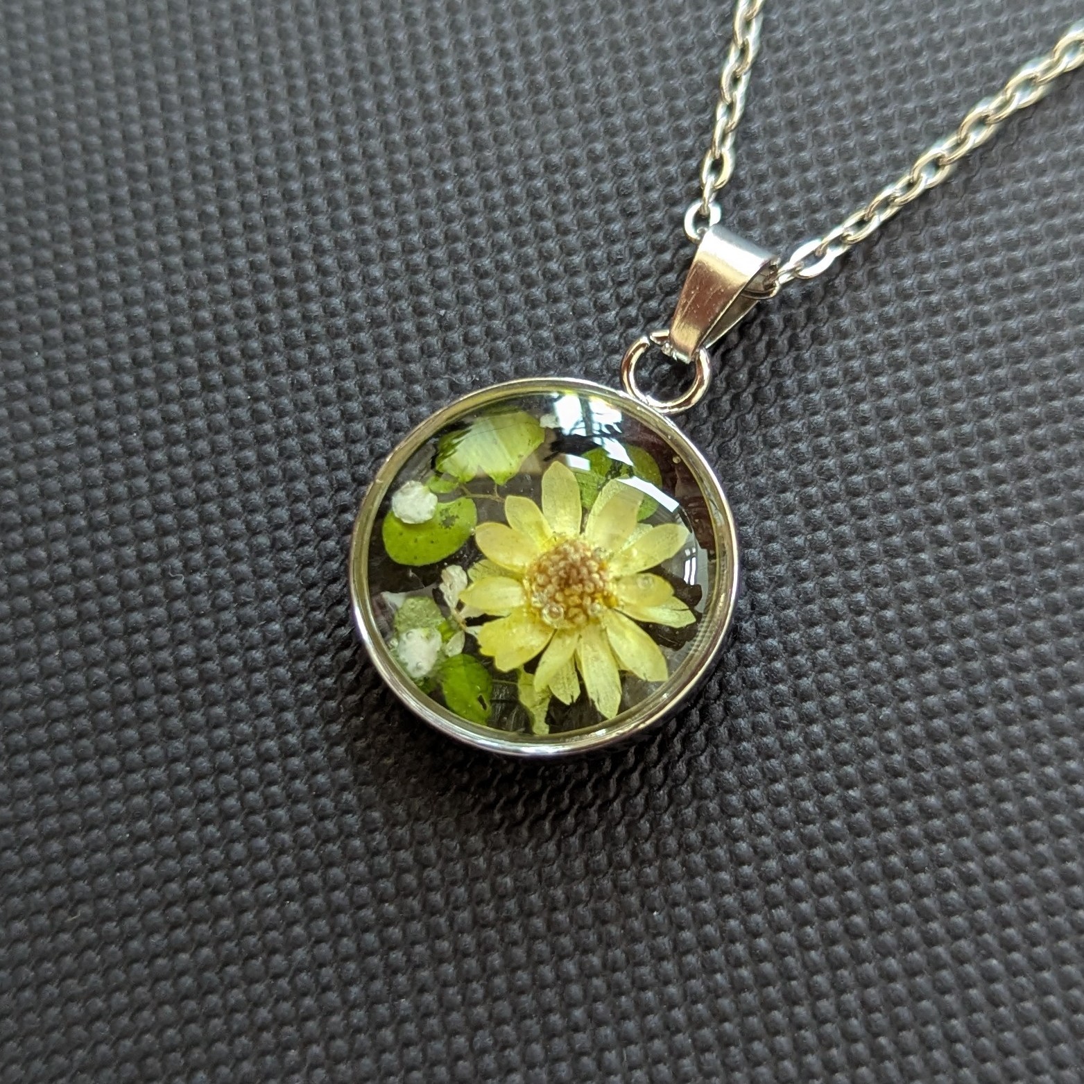Handmade botanical round pendant necklace real flower in resin yellow star daisy