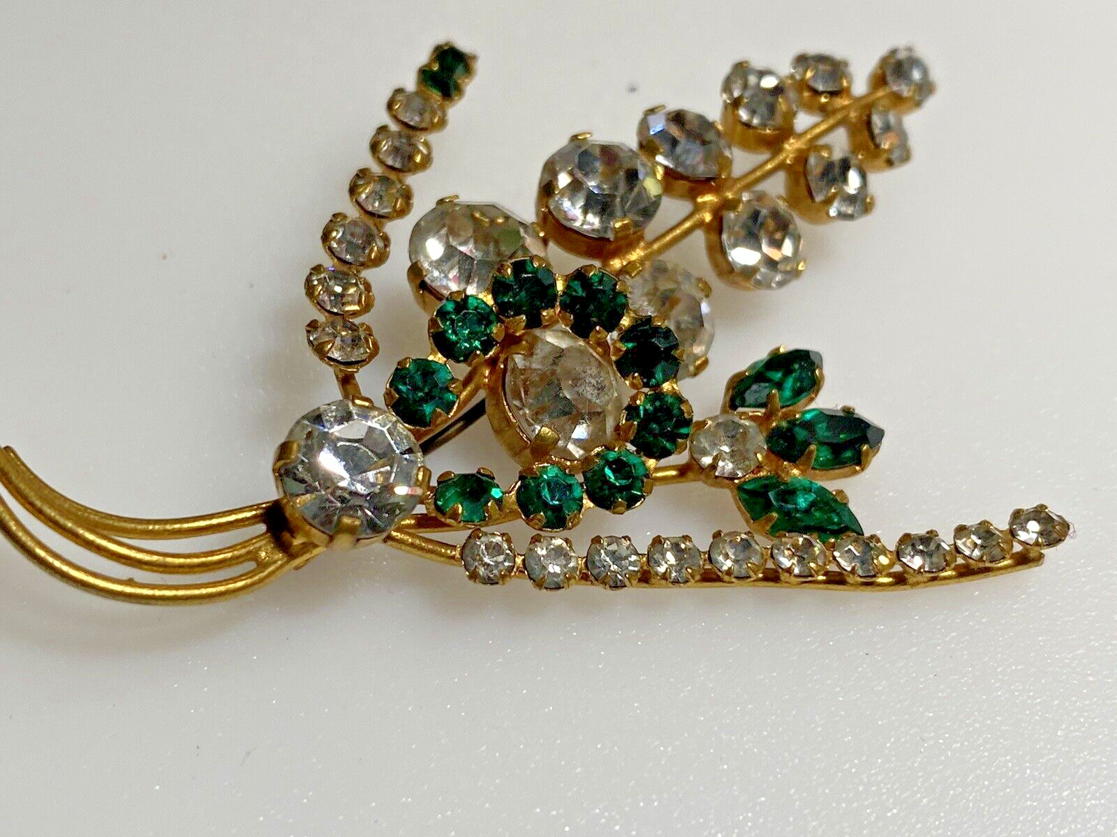 Vintage Brooch Flower Rhinestones Gem Spray Gold Metal 10.30g 1950′ zz
