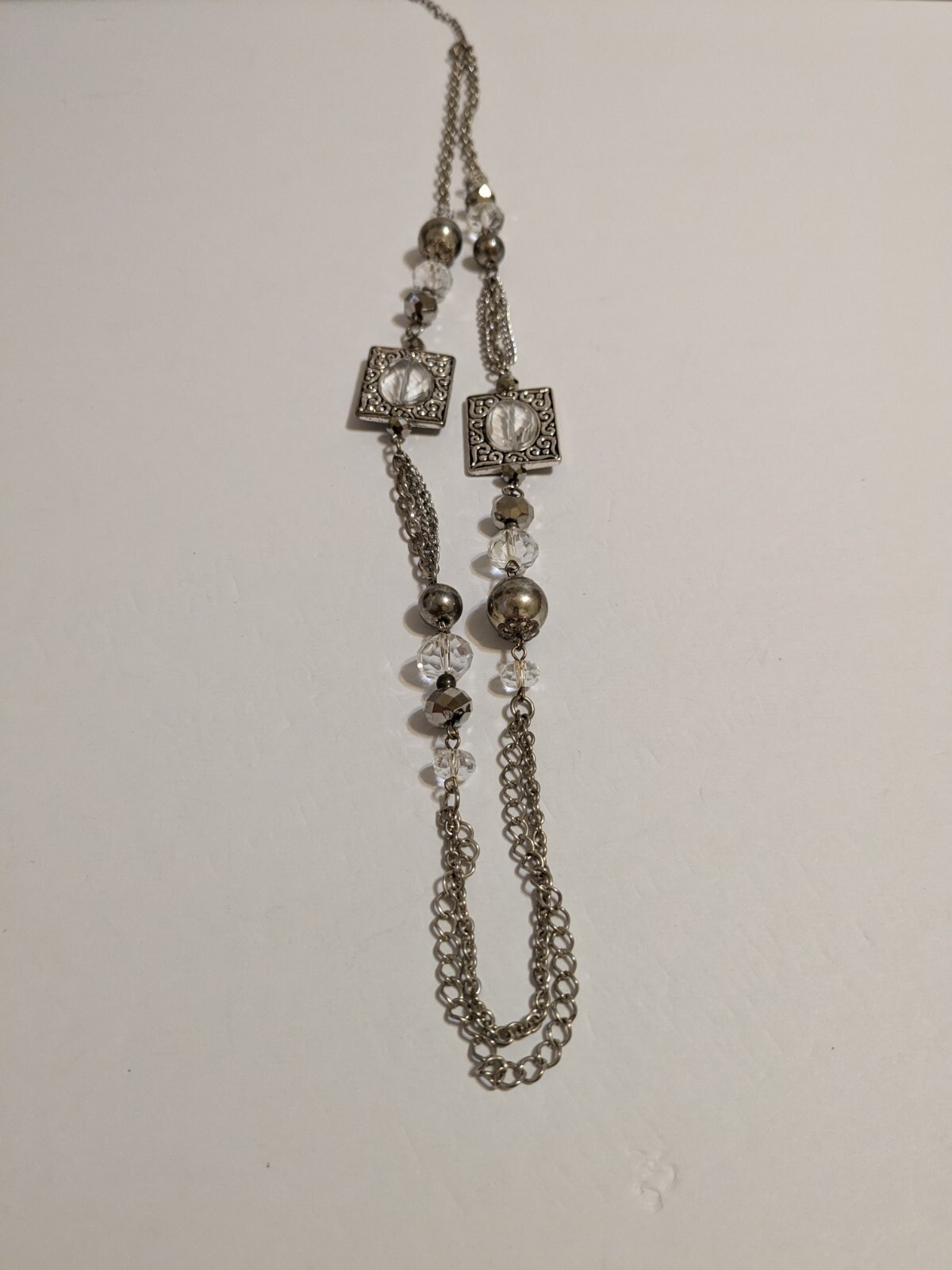 Etched Metal & Acrylic Gray/Clear Faceted Beads Silver Tone Pendant Necklace 29″