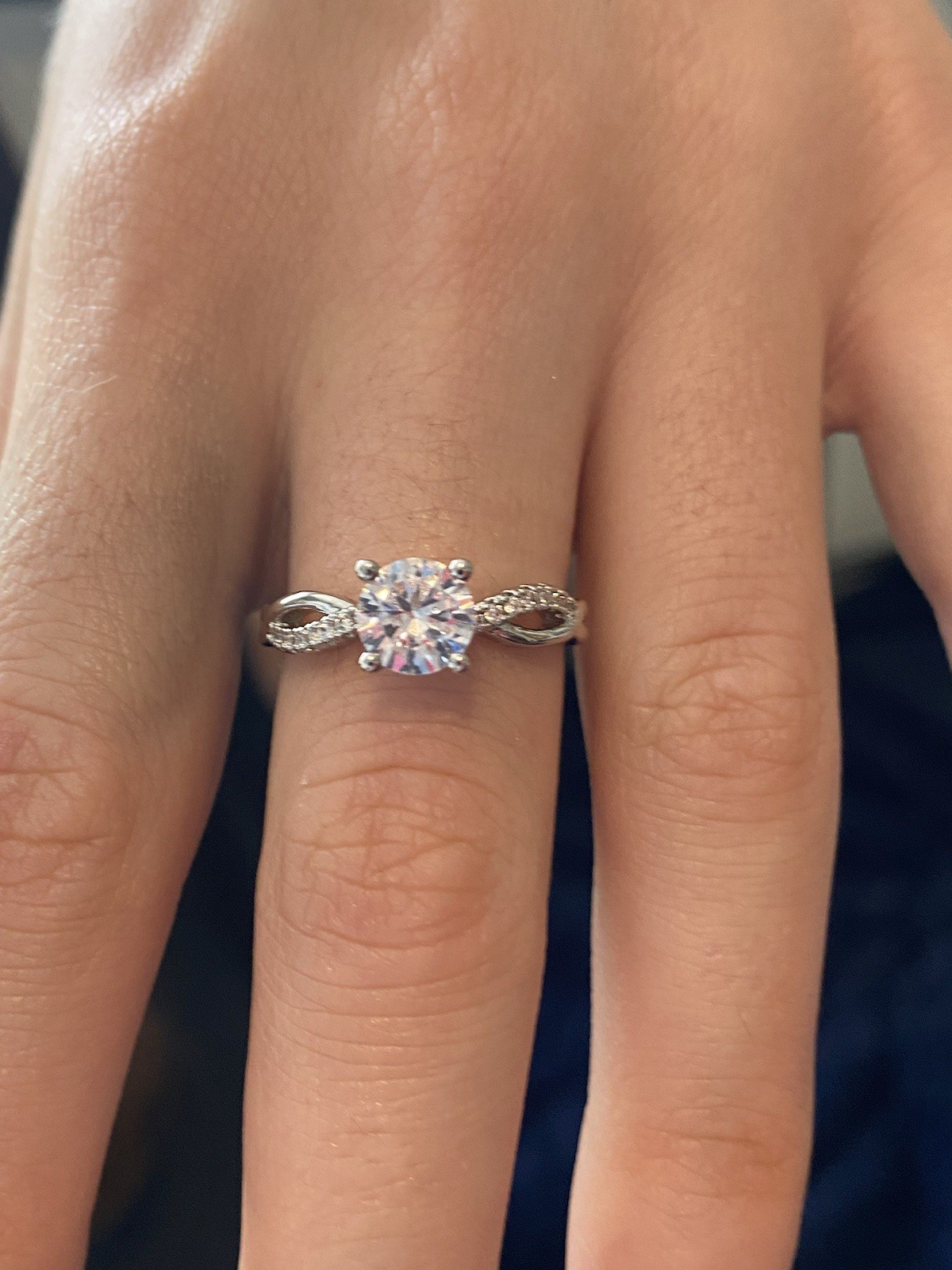 RING 💍Beautiful, internally flawless, round cut 1 carat MOISSANITE solitaire.