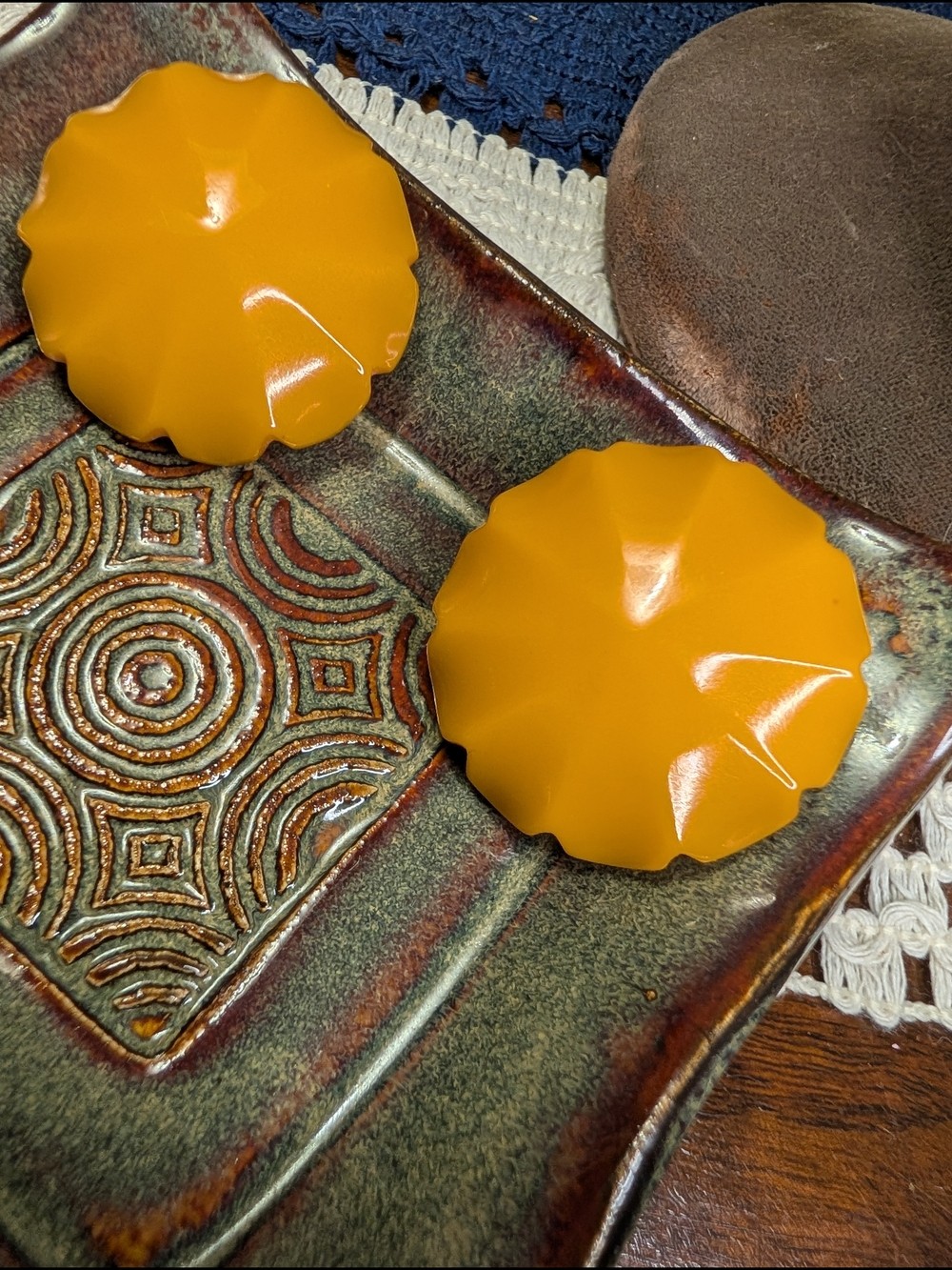 Bakelite Scalloped Edge Round Clip-On Earrings — Butterscotch Yellow