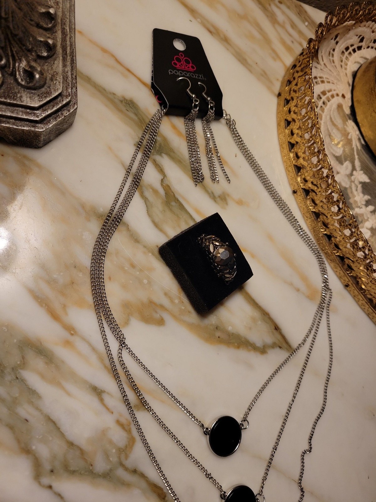 Paparazzi 3 layered chain with black round stones with stretchy black ring