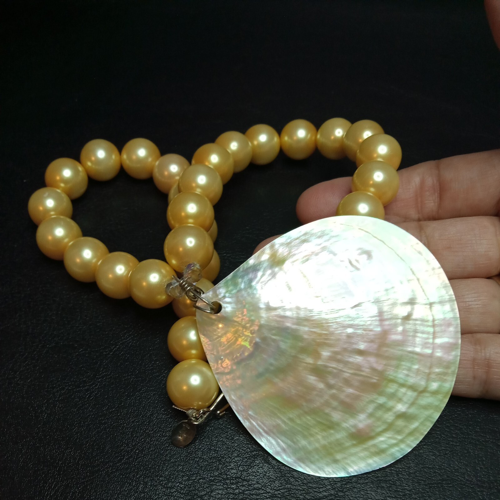 MADE WHIT LOVE Faux Pearls Necklace Mother Of Pearl Shell Pendent. 7844