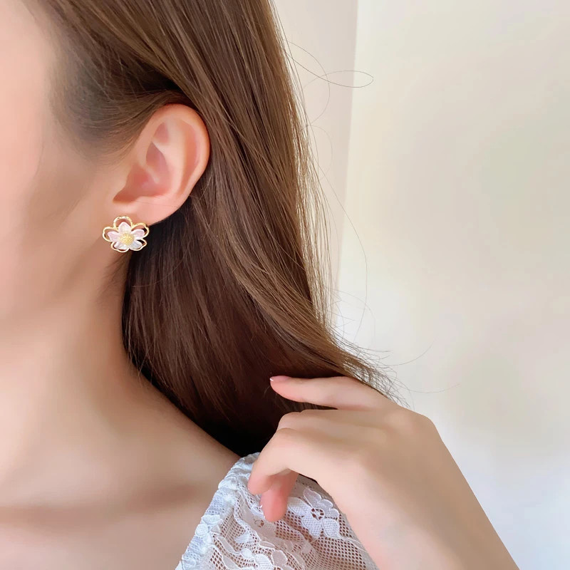 2026 Summer Fairy Non-pierced Ear Clip Double-layer Hollow Shell Flower Clip on
