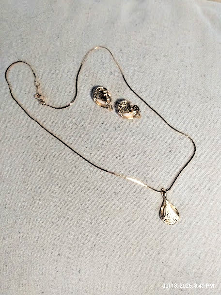 Elegant Avon Gold Tone Pearlesque Pendant Necklace & Earr Set