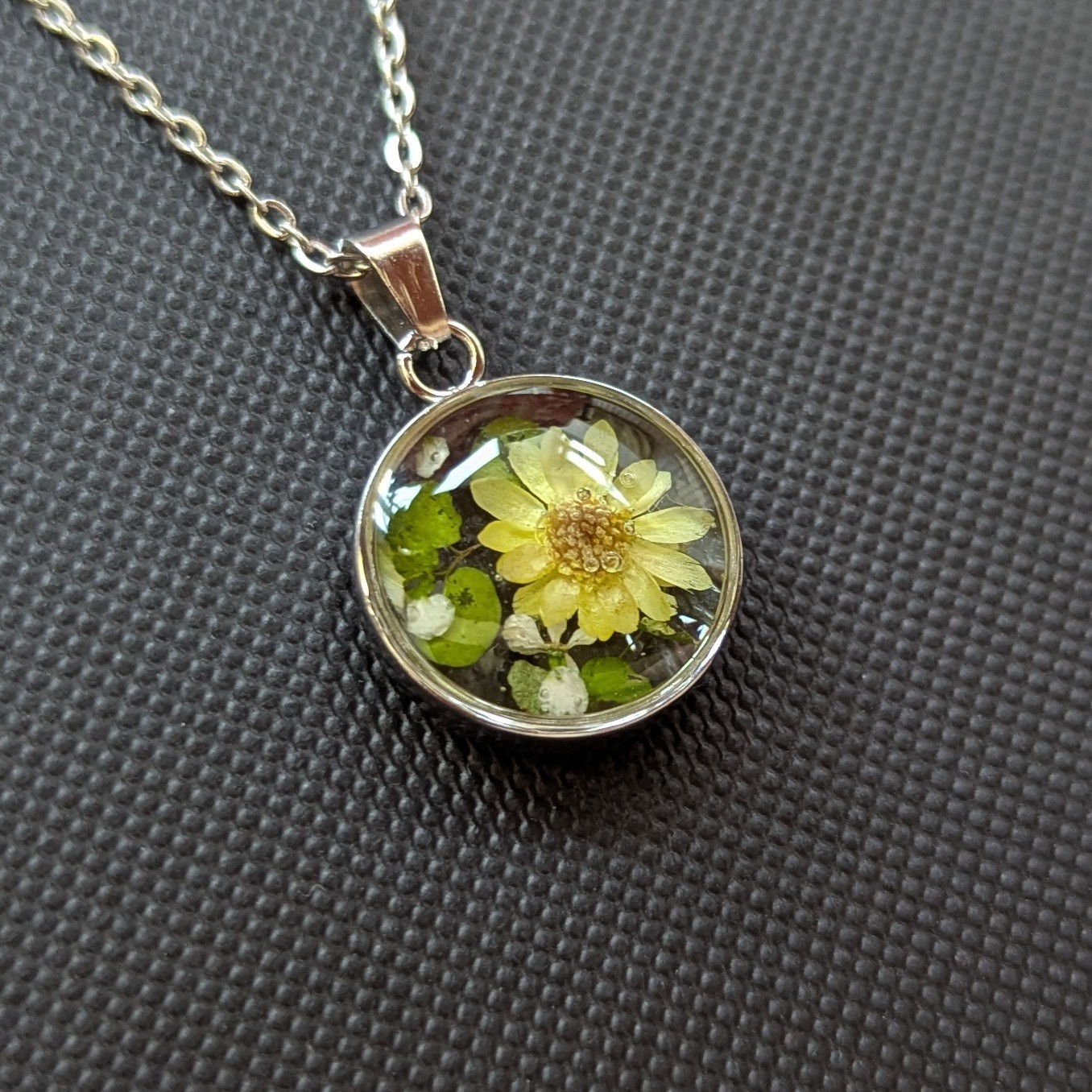 Handmade botanical round pendant necklace real flower in resin yellow star daisy