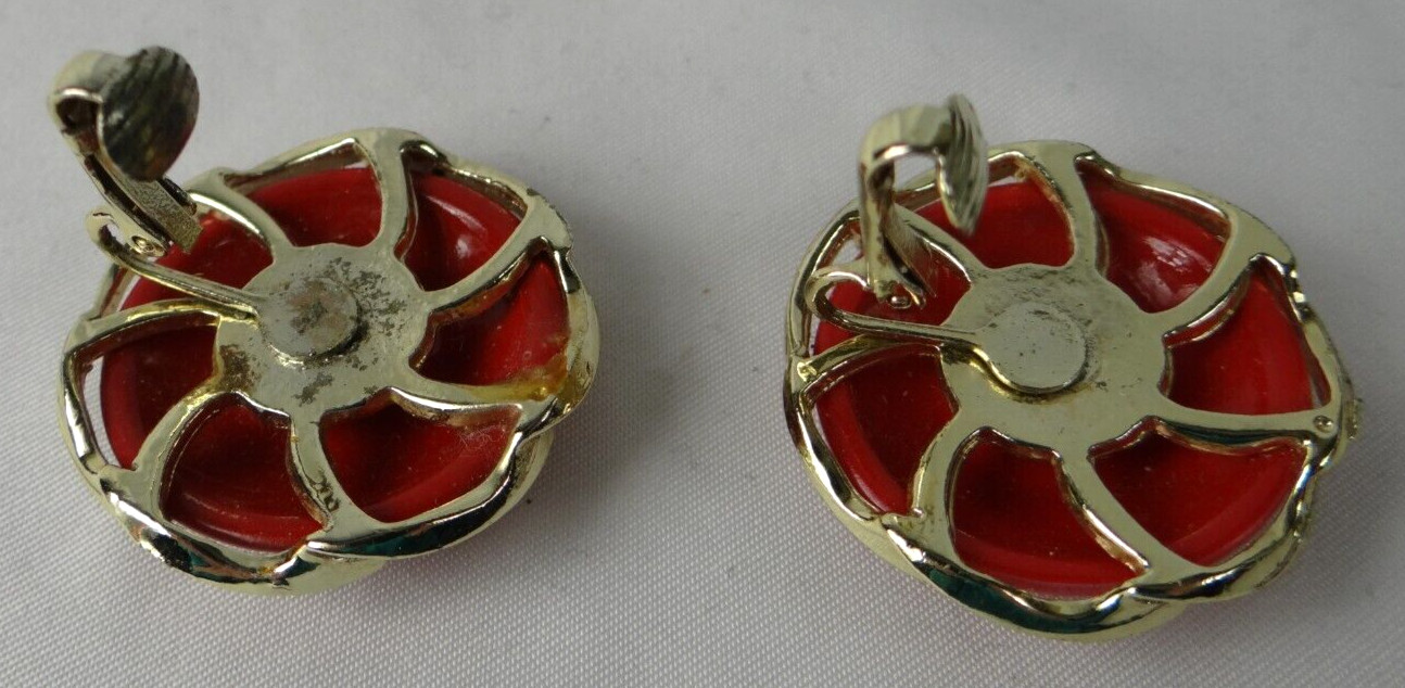 Red Vintage Round Clip-On Earrings Scalloped Gold Tone Edges, Unmarked