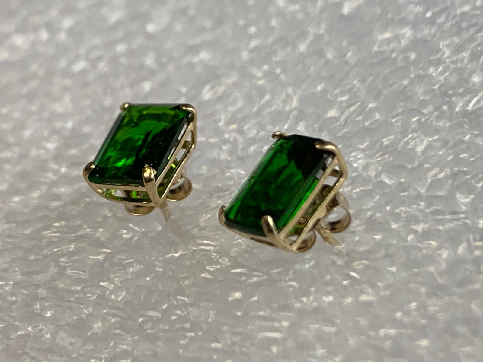 10K Yellow Gold Earrings .68g Fine Jewelry Baguette Emerald Look Studs *READ*