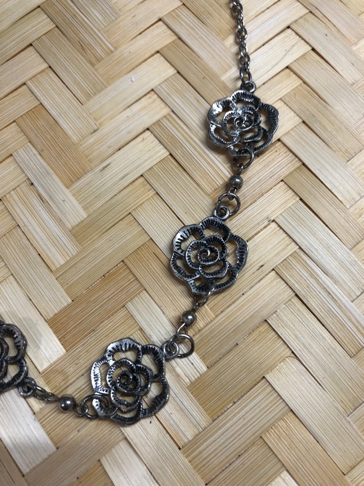 Silver Tone Lasercut Rosebud Rose Link Necklace Box Chain 18″ w/ 2.5″ Extender