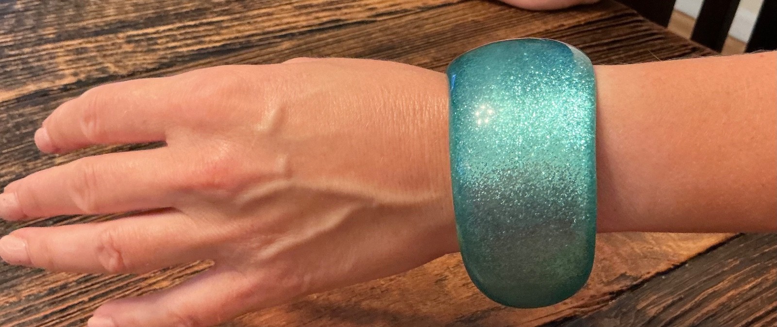 Vt Green-Blue Sparkling Lucite Wide Wave Bracelet, Diameter 2,6 Inches, 84,4gr