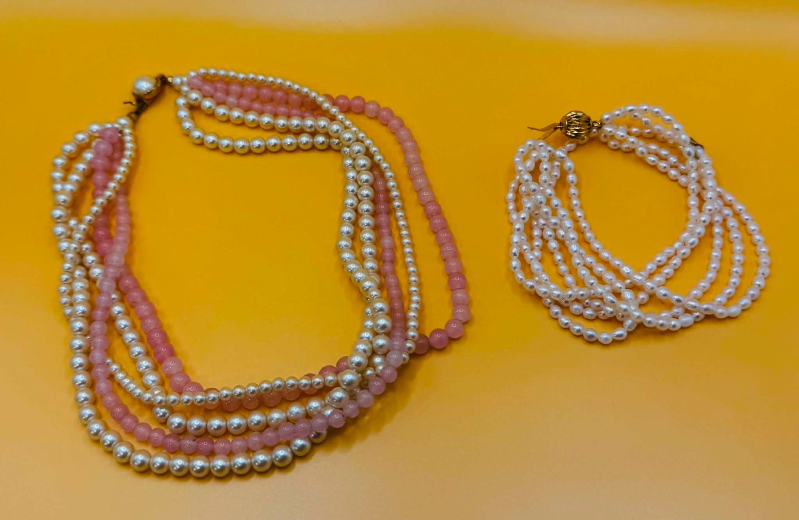 Necklas and bracelet. Costume pearl. Pretty in pink and white. Vintage beauty