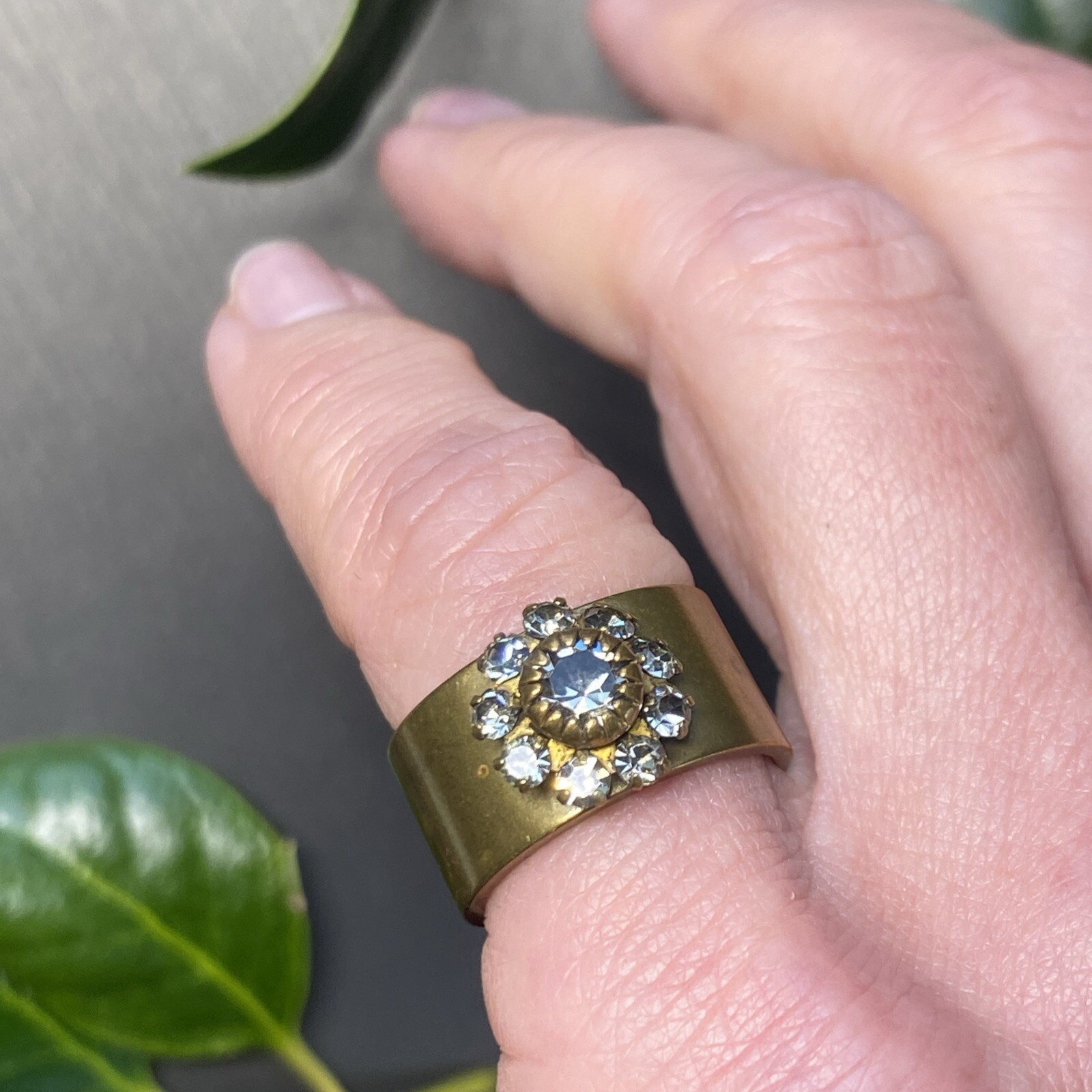 Vintage Bronze Halo Ring Band Estate Jewelry Pre-Owned Crystal Flower Size 5.5