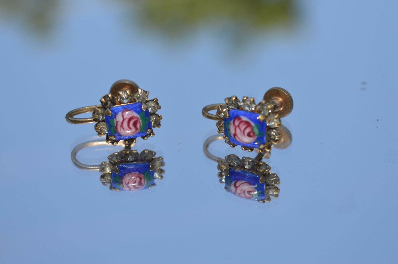 Vtg BLUE ENAMEL Swirl Flower Ceramic ?? painted Screw back earrings ”NICE”