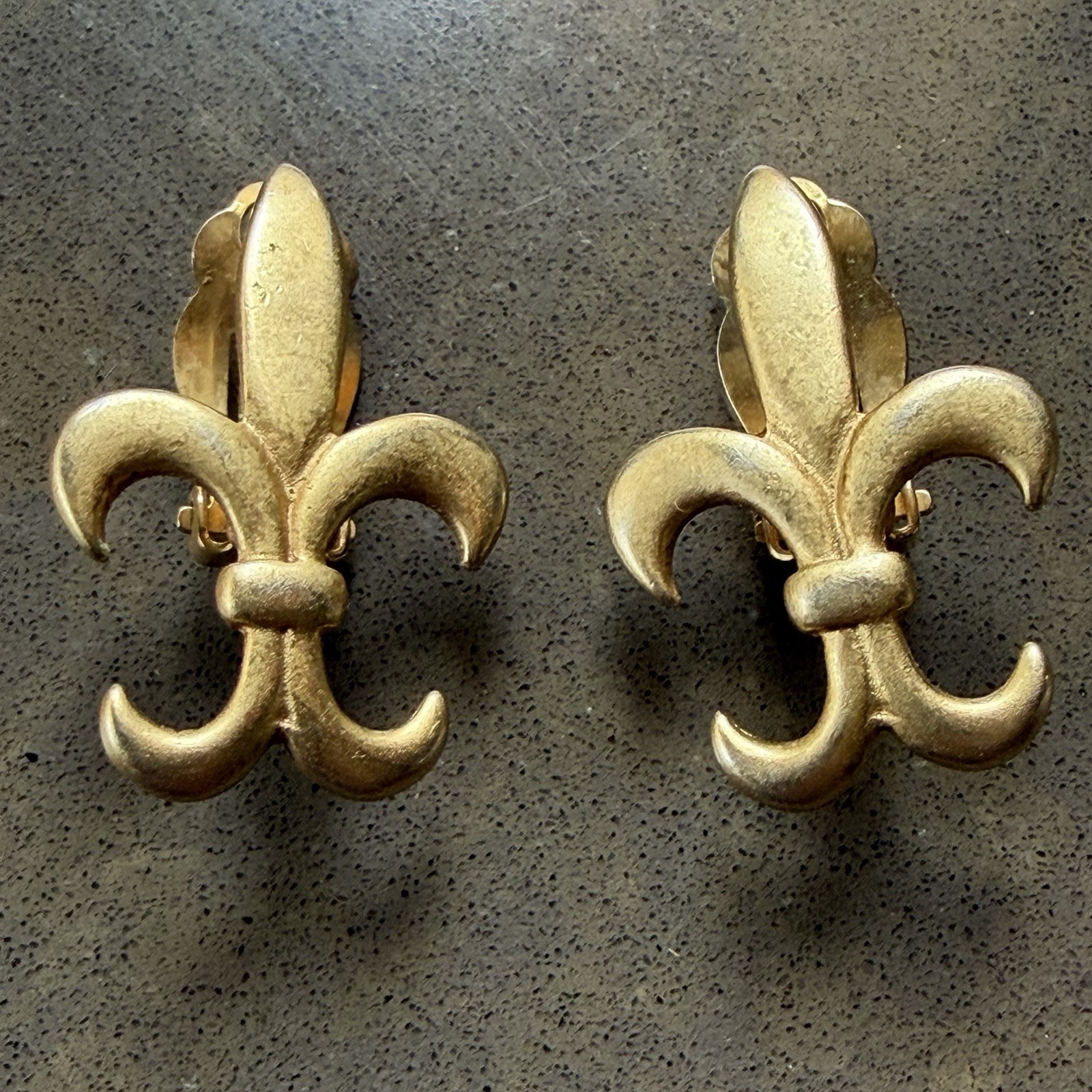 Vtg DKNY Donna Karan 1.5″ Matte Gold Clip On Fleur Di Lis Earrings