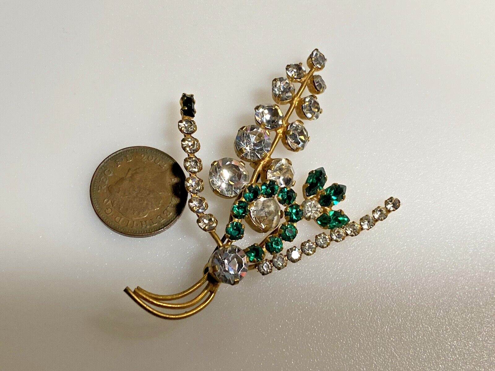 Vintage Brooch Flower Rhinestones Gem Spray Gold Metal 10.30g 1950′ zz