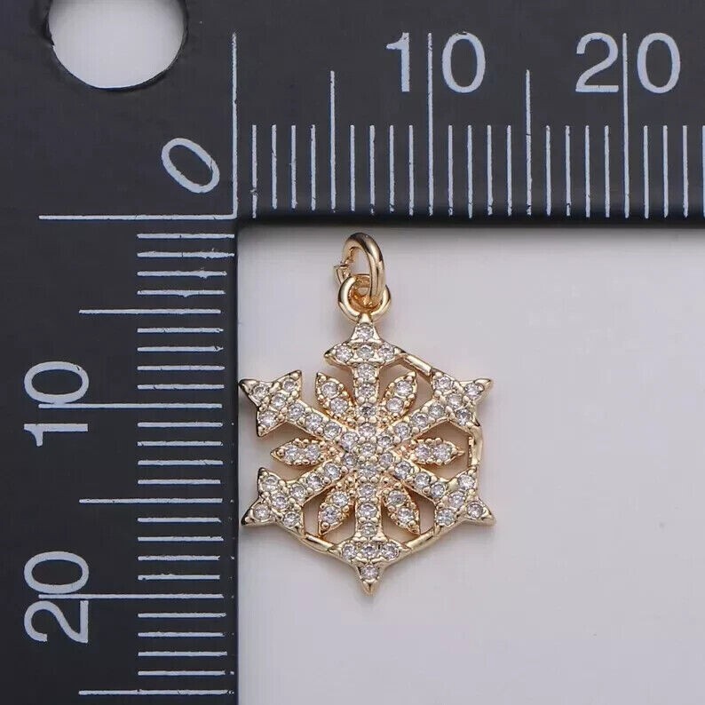 Round Cut Simulated Diamond Gorgeous Snowflake Pendant In 14K Yellow Gold Plated