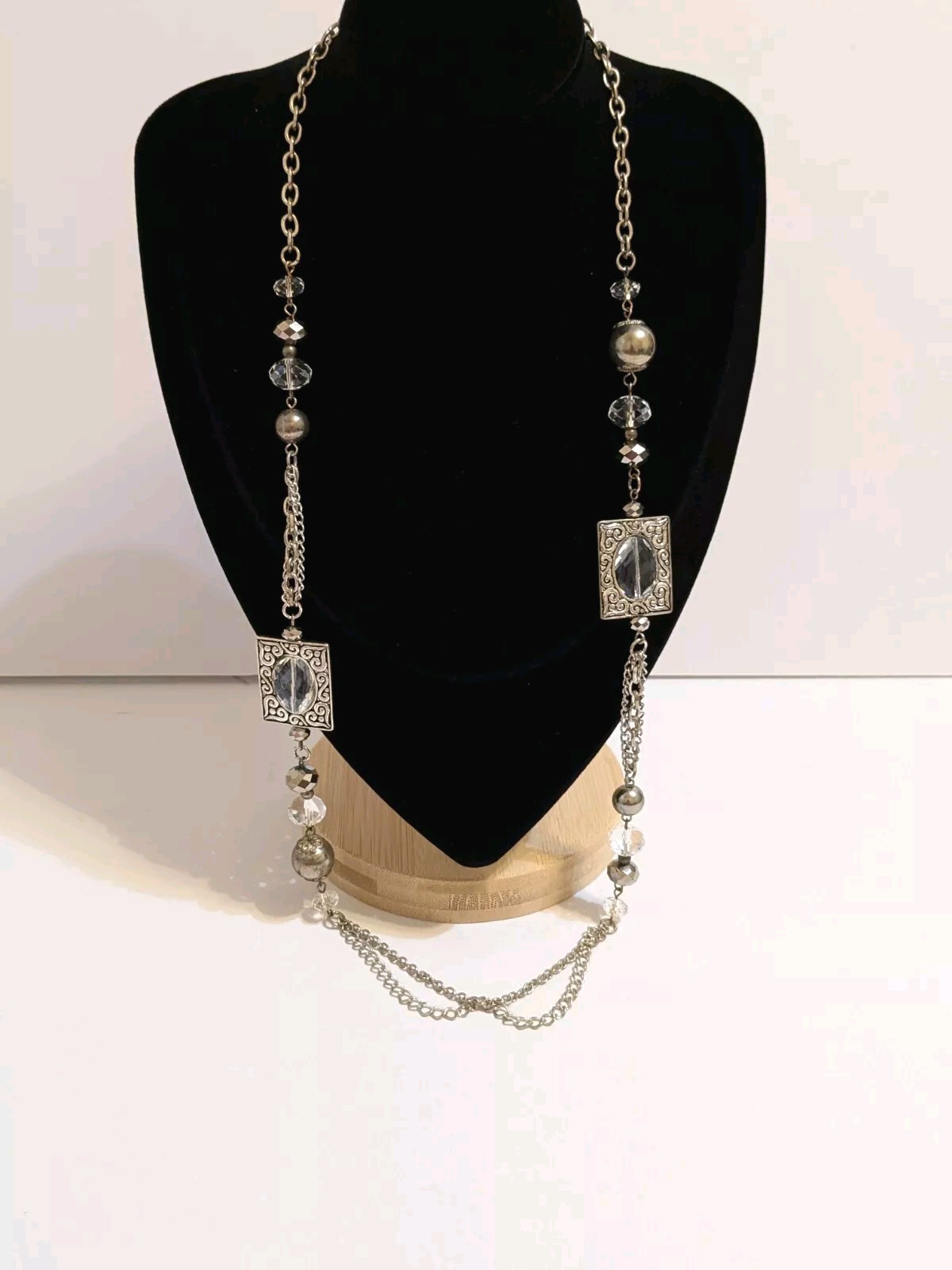 Etched Metal & Acrylic Gray/Clear Faceted Beads Silver Tone Pendant Necklace 29″