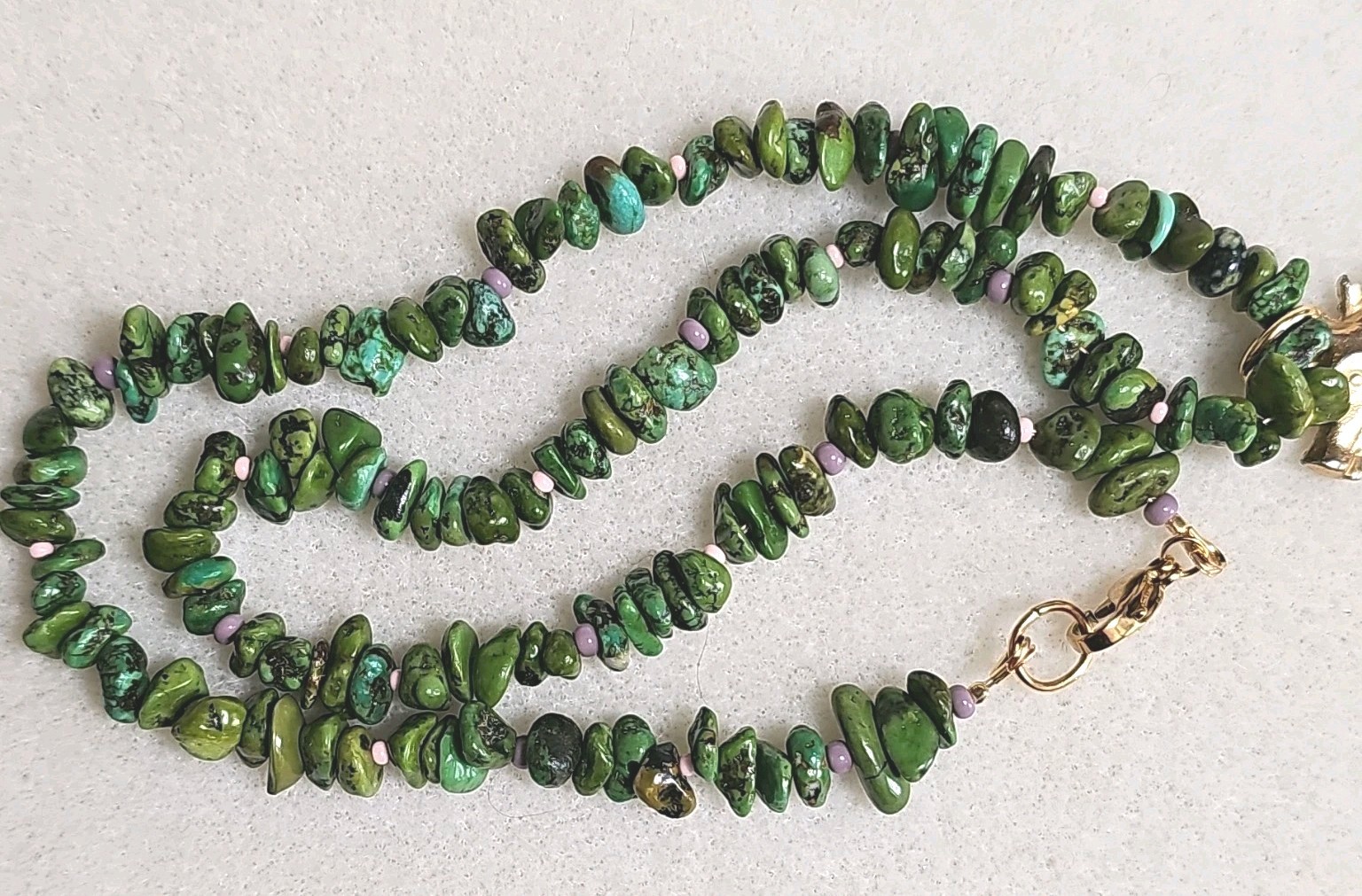 Green Turquoise Gemstone Necklace w Vtg Gold Tone Seahorse Pendant 18″ Lobster