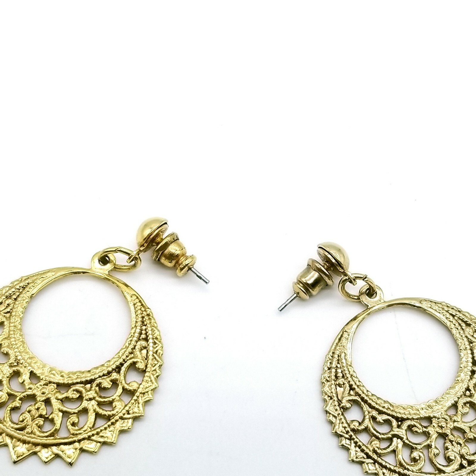 Round Scalloped Filigree Dangle Drop Earrings Goldtone Pierced Ear