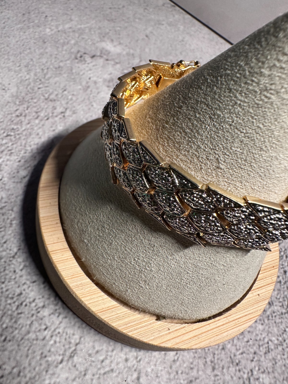 Vintage Fish Scale Bracelet Faux Diamond Pavé Wide Scalloped Links – 7″