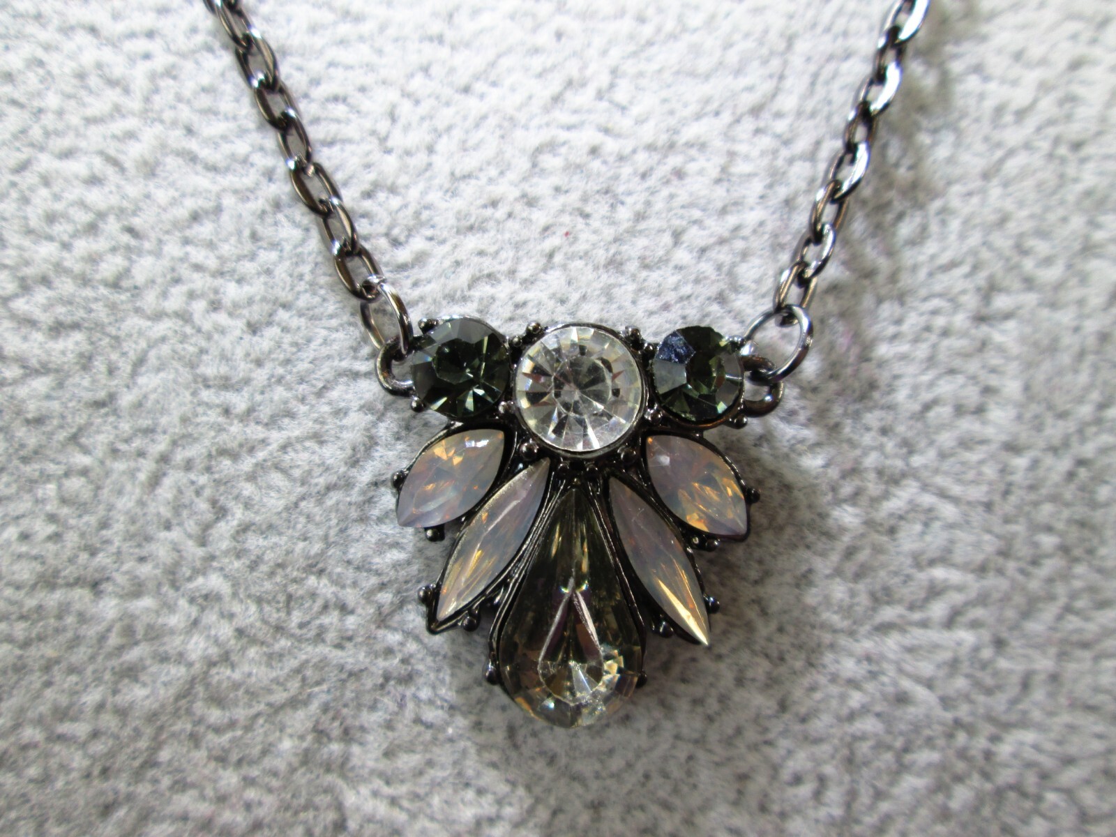 Acrylic Rhinestone Pendant Necklace 17.5″-20.5″ / Gunmetal Tone & Smoke / E