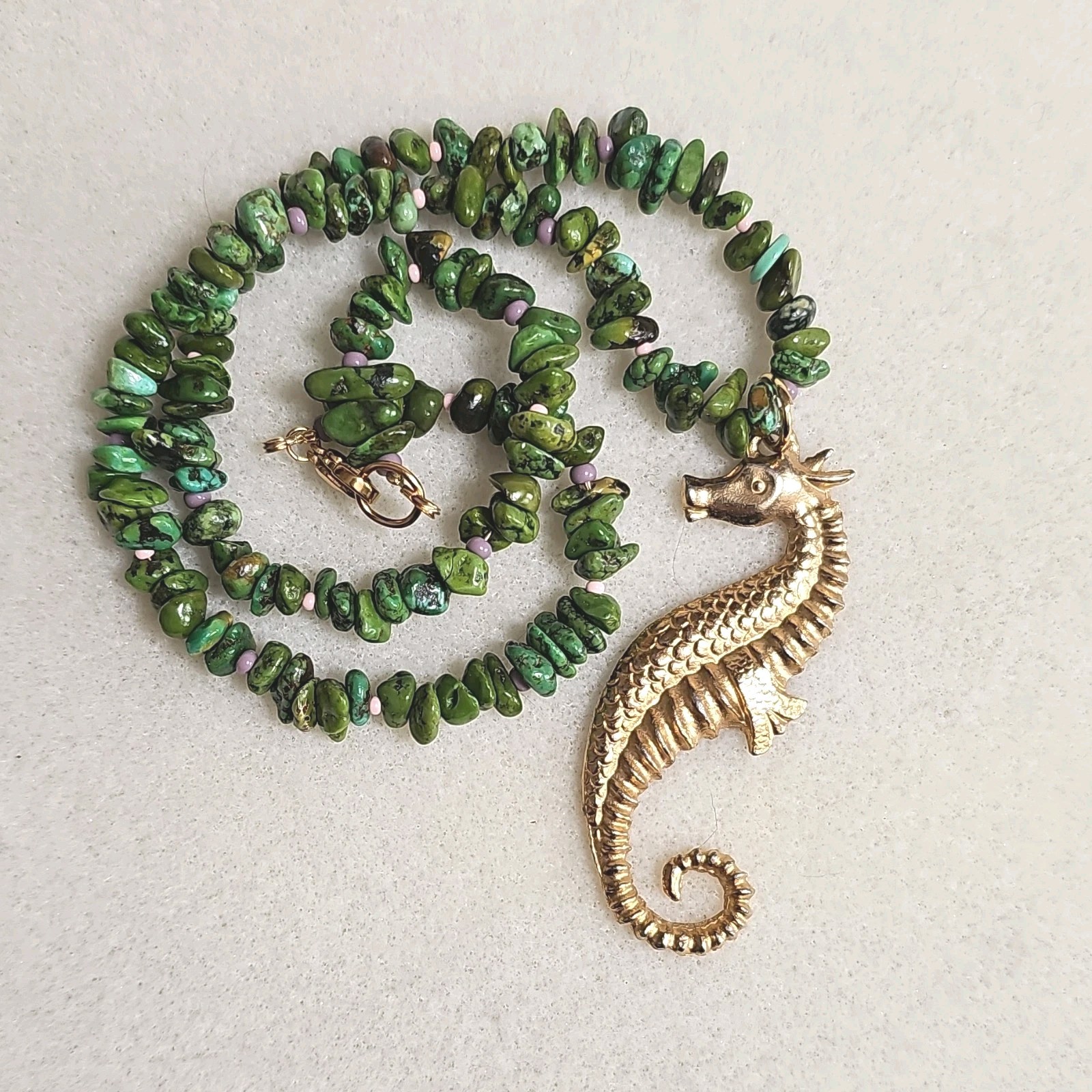 Green Turquoise Gemstone Necklace w Vtg Gold Tone Seahorse Pendant 18″ Lobster