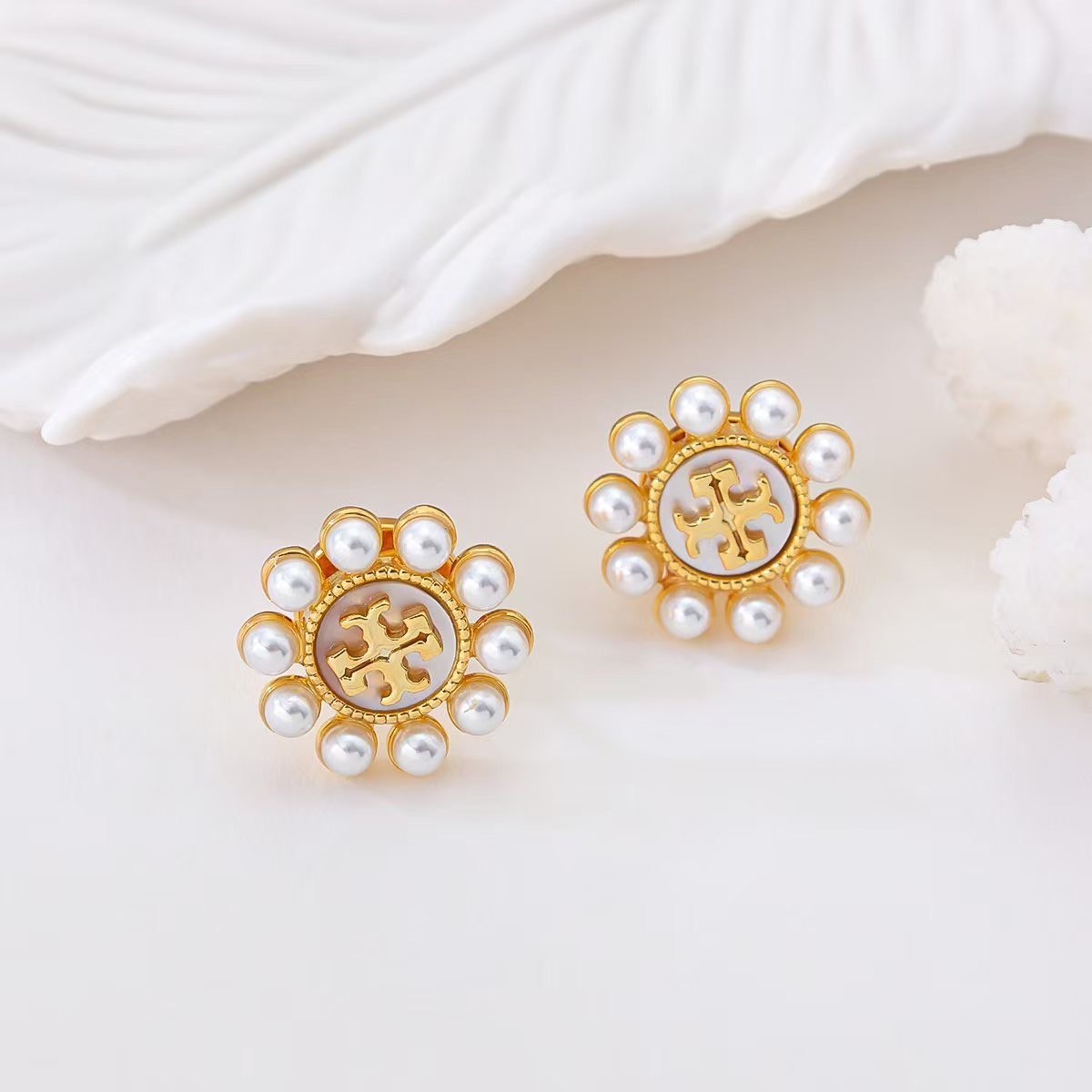 New Burch Kira Pearl Flower Stud Earrings with Jewelry Pouch Size:1.5*1.5cm