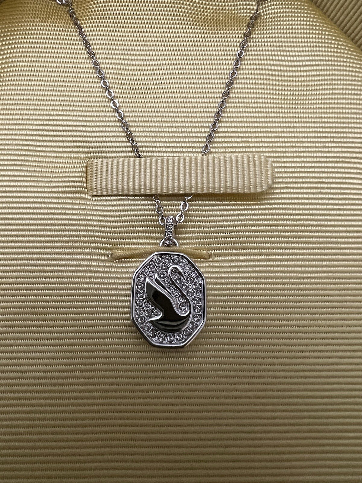 Swarovski Signum NEW Swan necklace Pendant Clear Crystals 5621098