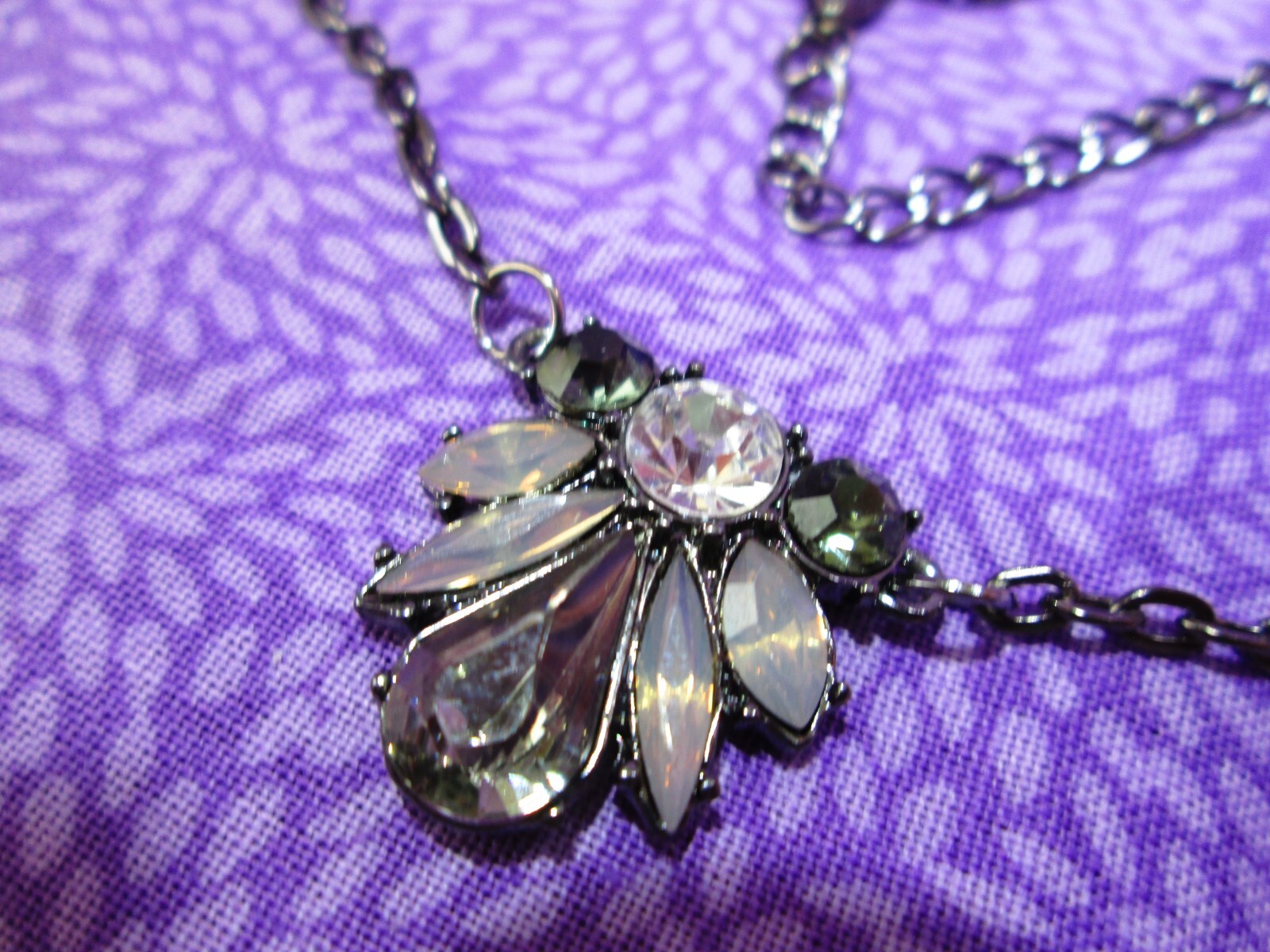 Acrylic Rhinestone Pendant Necklace 17.5″-20.5″ / Gunmetal Tone & Smoke / E