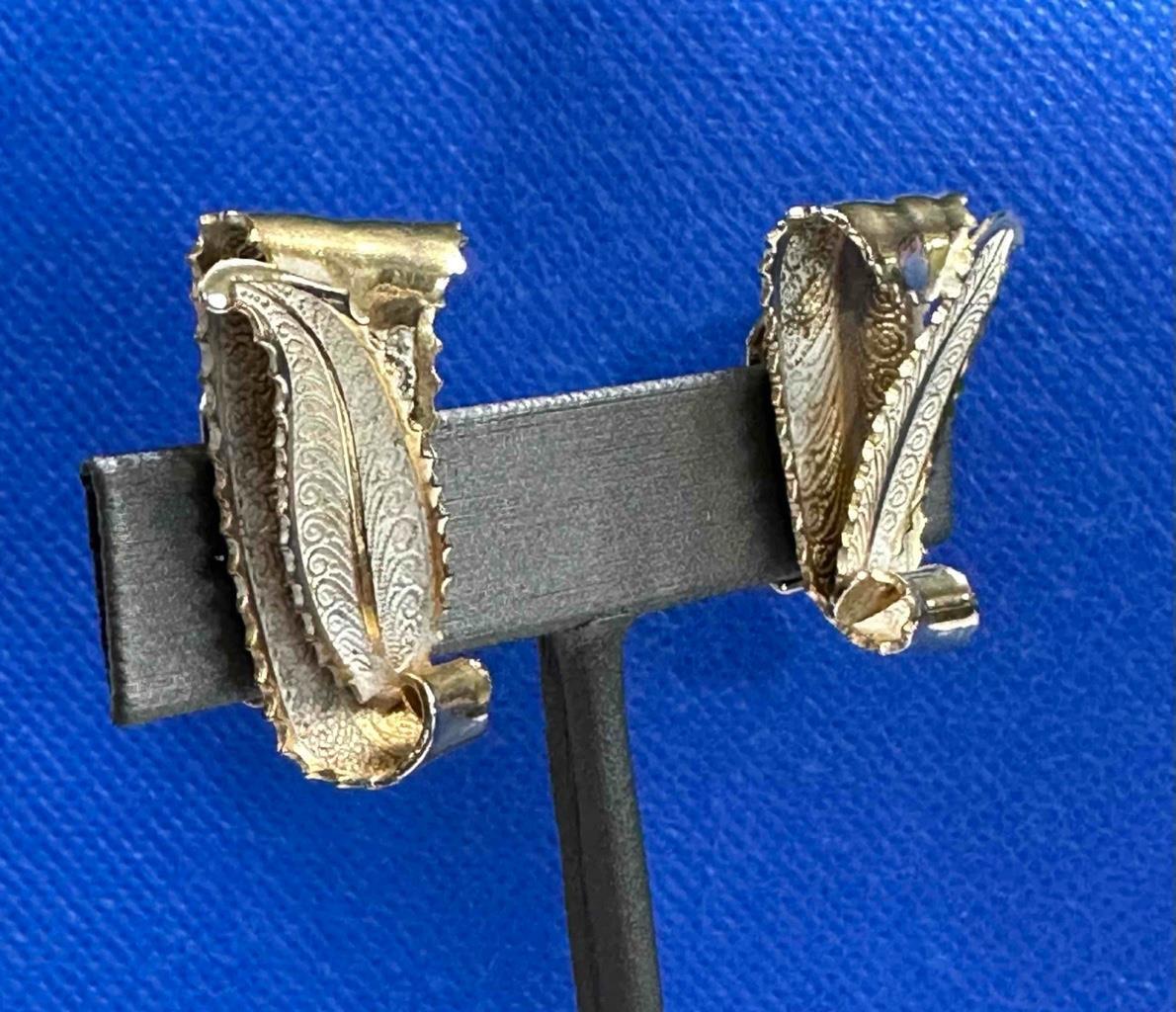 Vntg 3 Piece Gold Tone & Enamel Hinged Bracelet, Brooch & Clip On Earrings Set
