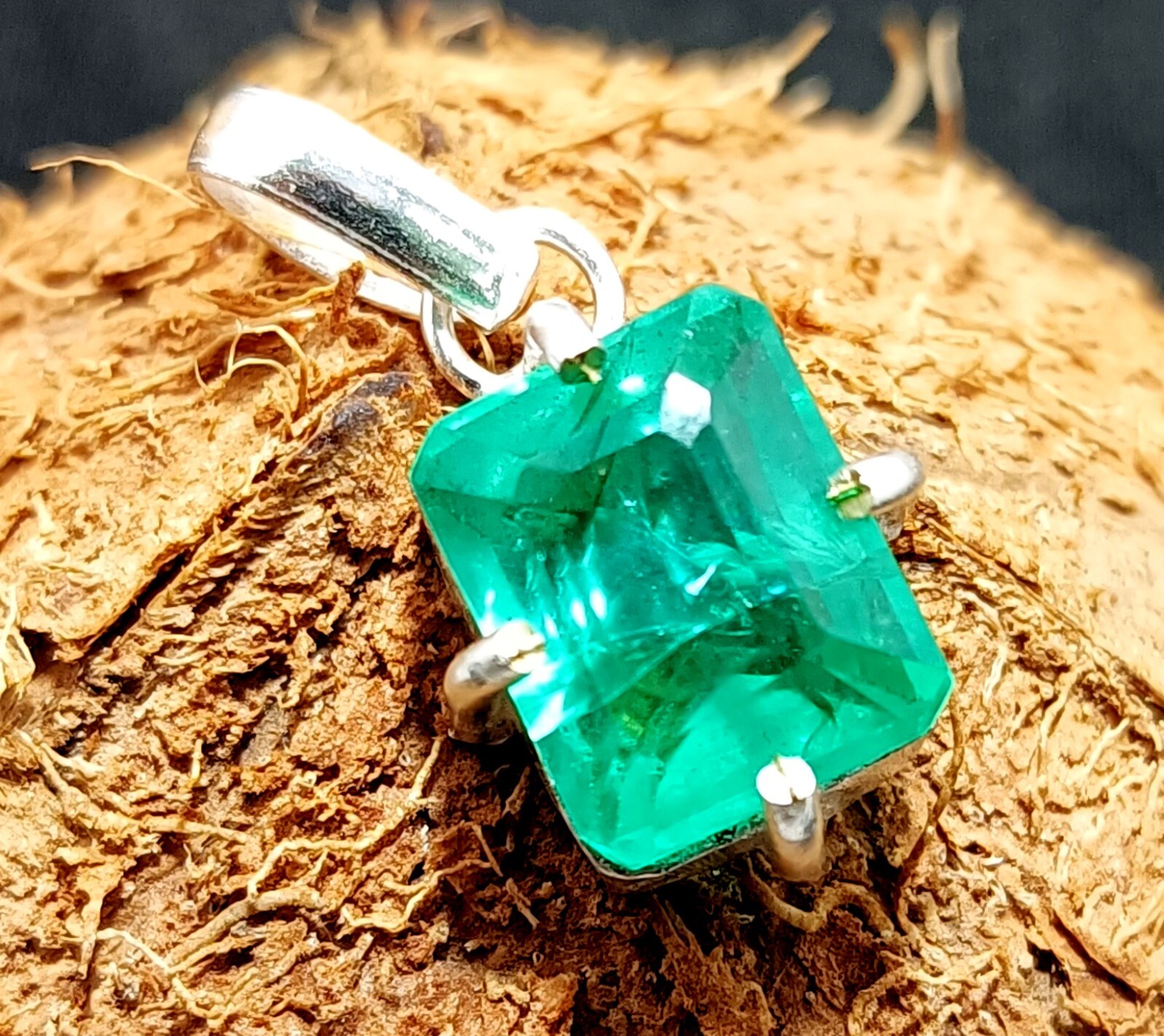 Certified 19.60 Ct Stunning Emerald 925 Solid Silver Emerald CutPendant Gemstone