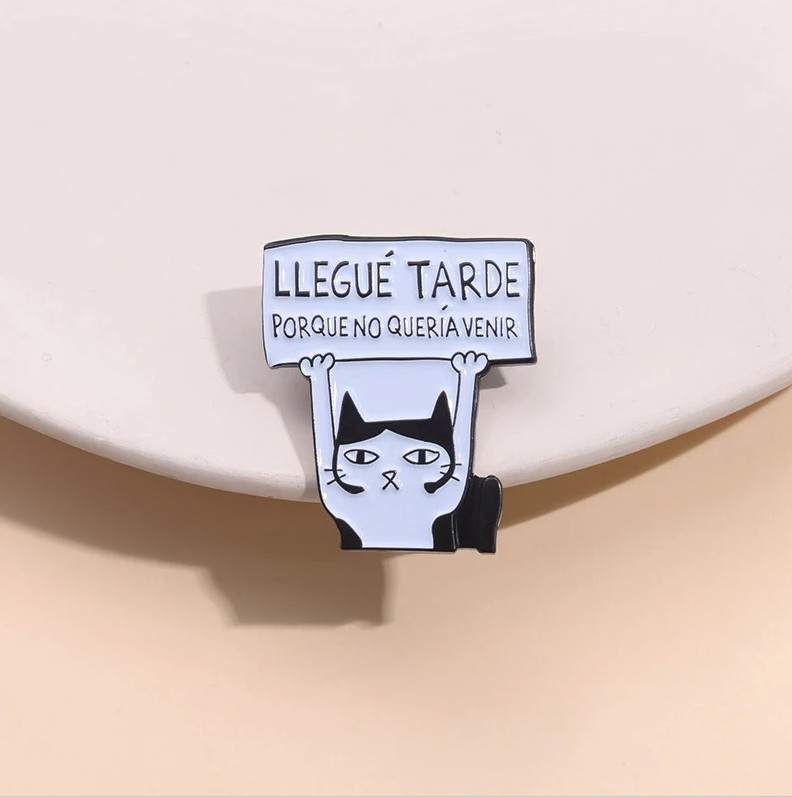 1pcs ‘Llegue Tarde Porque No Queria Venir’ Funny Animal Enamel Pin Badge – NEW