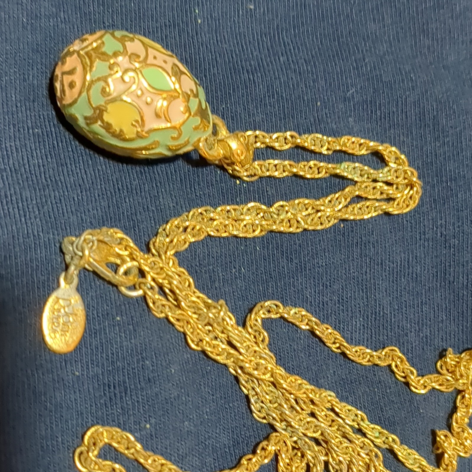Avon Signed Gold Tone Rope Chain Necklace Green Enamel Teardrop Pendant
