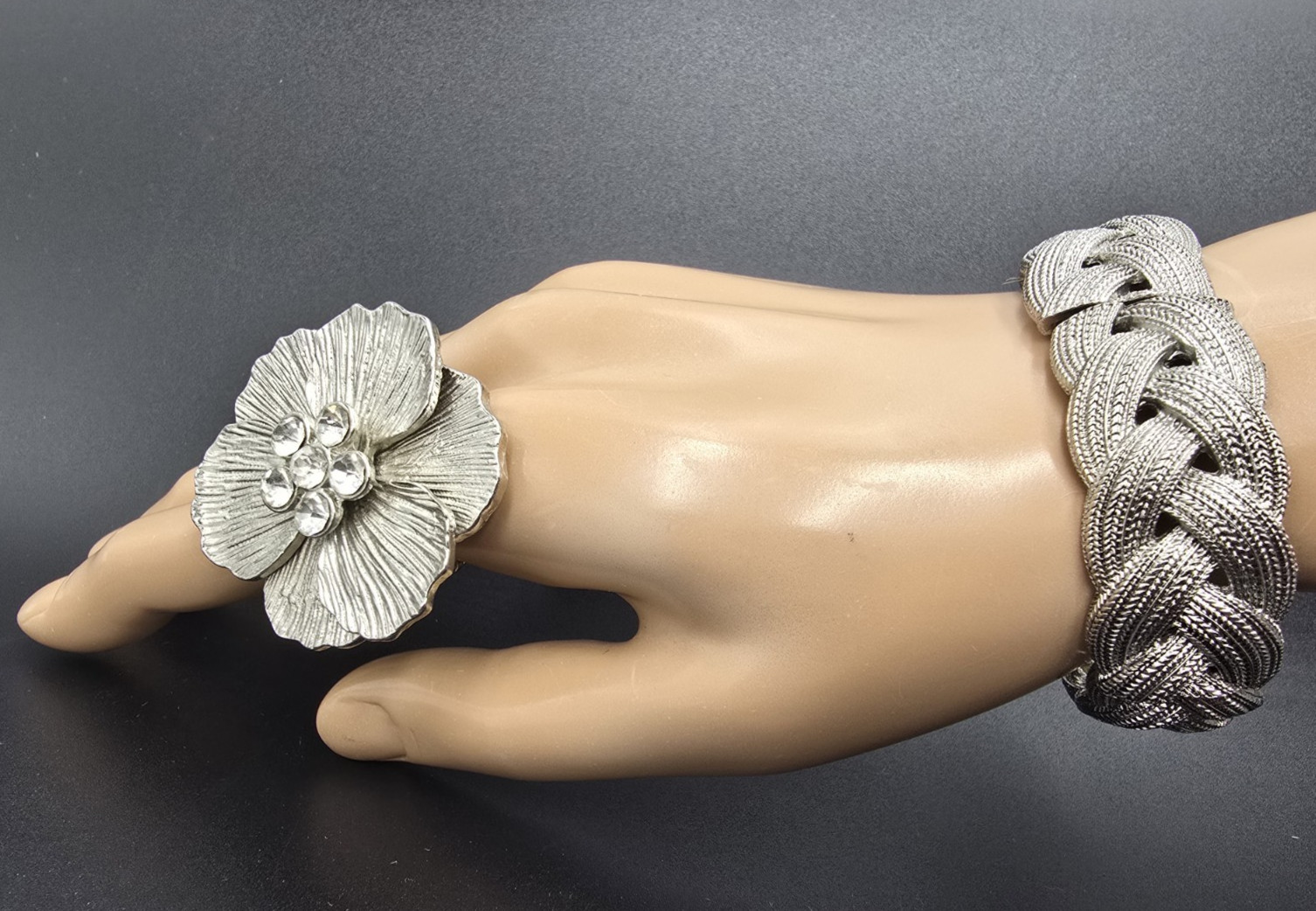 Metal Flower Shaped Stretch Ring With Multi-Rhinestone Center Plust Bracelet
