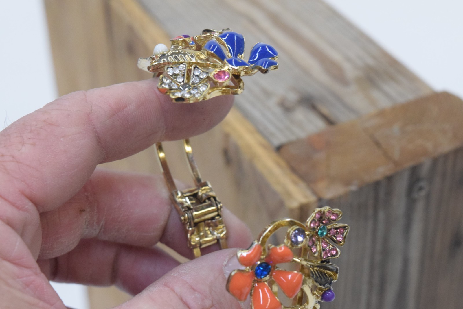 WOMEN’S COLORFUL BROCHE STYLE FASHION BRACELET.