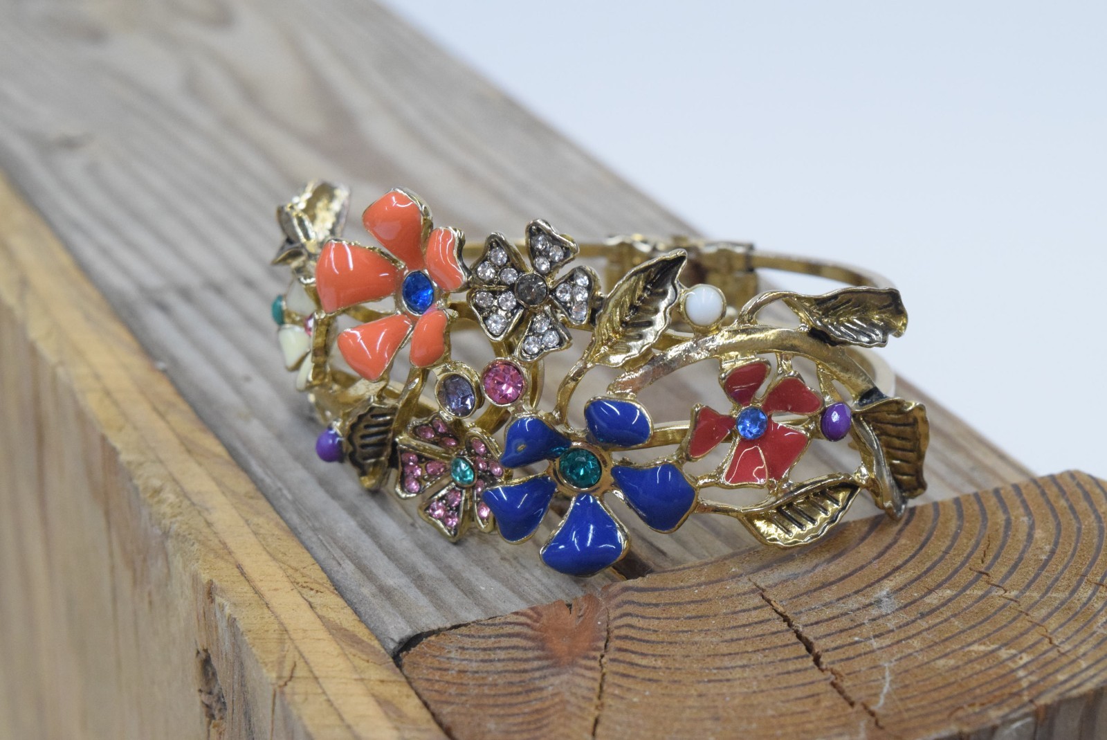 WOMEN’S COLORFUL BROCHE STYLE FASHION BRACELET.