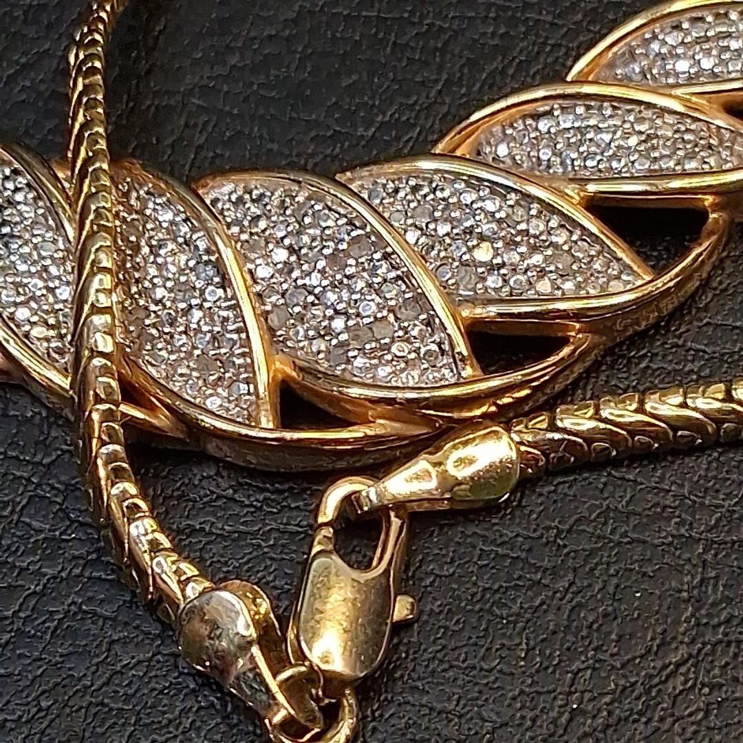 BR-KRN Chain Bib Necklace Gold Tone Whit Diamond Chip Accent. 17.253