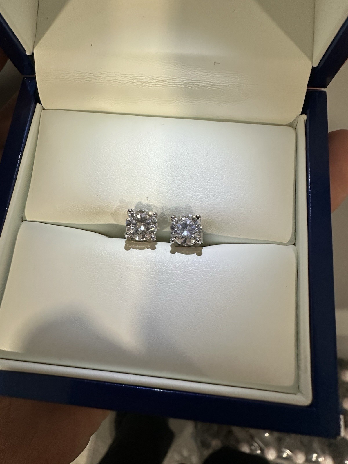 Mossinite stud earrings ￼1.0ct