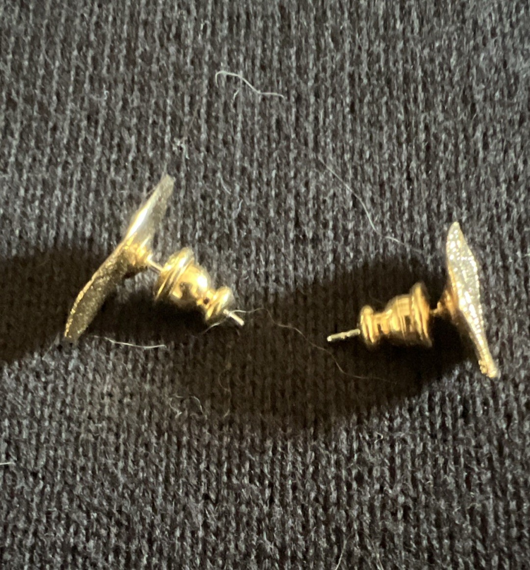 Gold Tone Textured Leaf Stud Earrings Screw Back Closure No Stone Metal