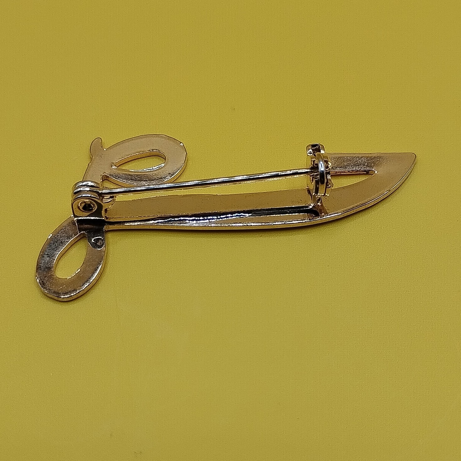 Gold Tone Metal Letter L Brooch Pin, No Stones, Letters Numbers & Words Theme