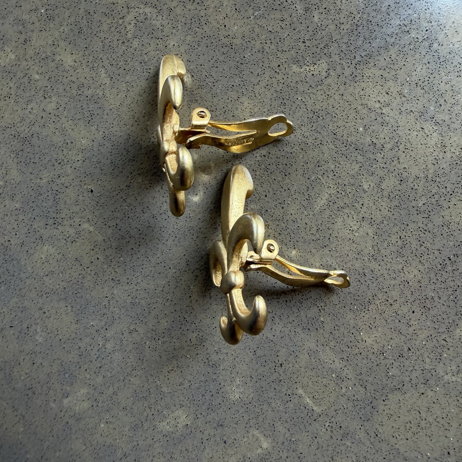 Vtg DKNY Donna Karan 1.5″ Matte Gold Clip On Fleur Di Lis Earrings