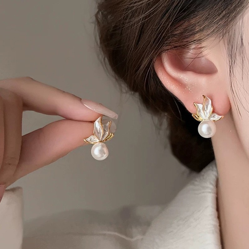 French Style Elegant Butterfly Imitation Pearl Stud Earrings Zinc Alloy GP
