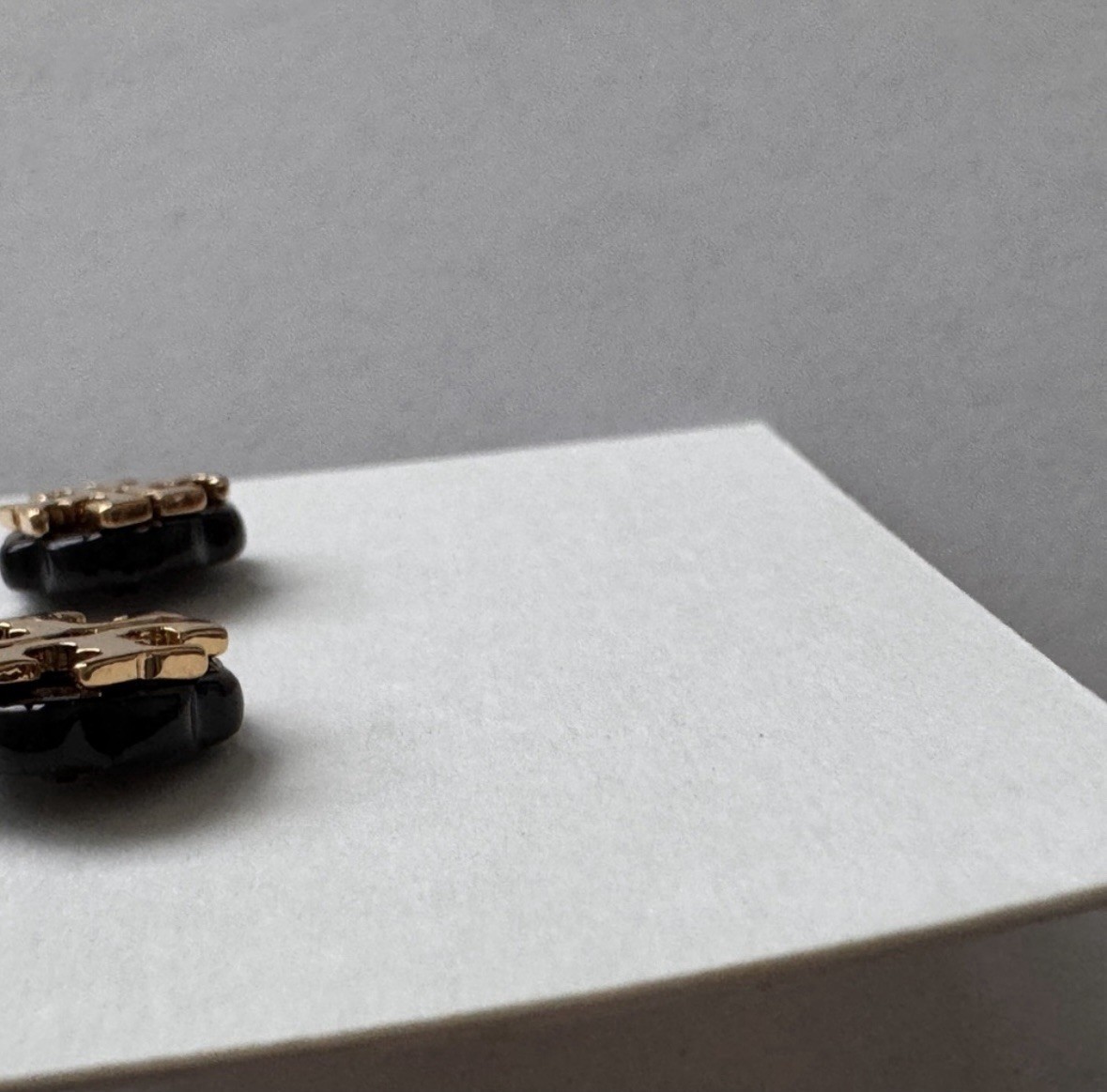 Tory Burch Signature Logo Flower Resin Stud Earrings – Black/Gold. New!