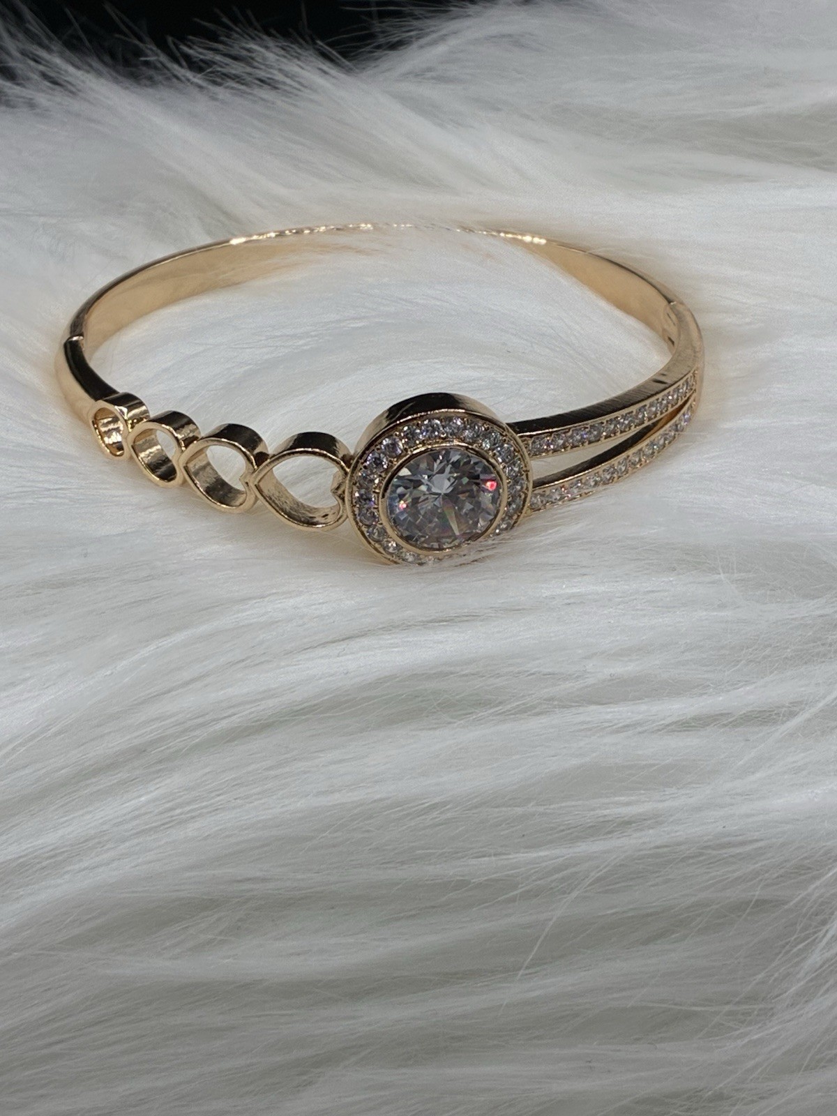 Round Centerpiece Rose Gold Bangle Fancy And Elegant Perfect For Any Occasion