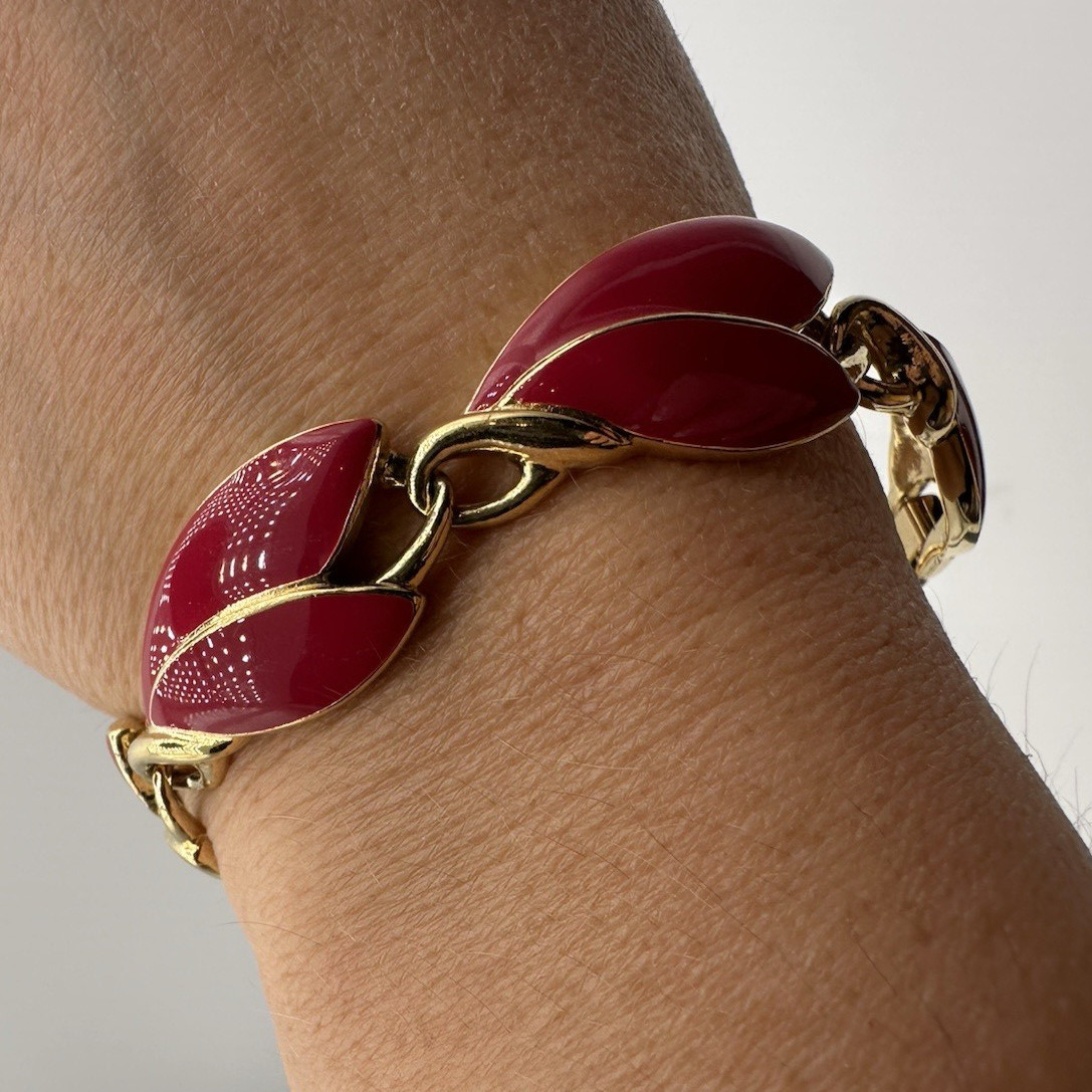 Trifari Gold Tone Red Enamel Oval Link Bracelet Box Clasp Signed 7.5 in