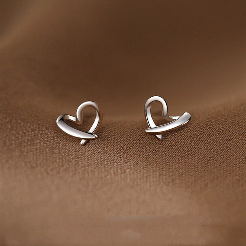 Women’s Fashionable Heart-shaped Ear Studs Simple Silvery Earrings Copper