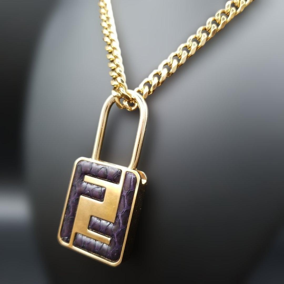 Fendi Black F Logo Padlock Gold Cadena Women’s Necklace – Excellent Condition