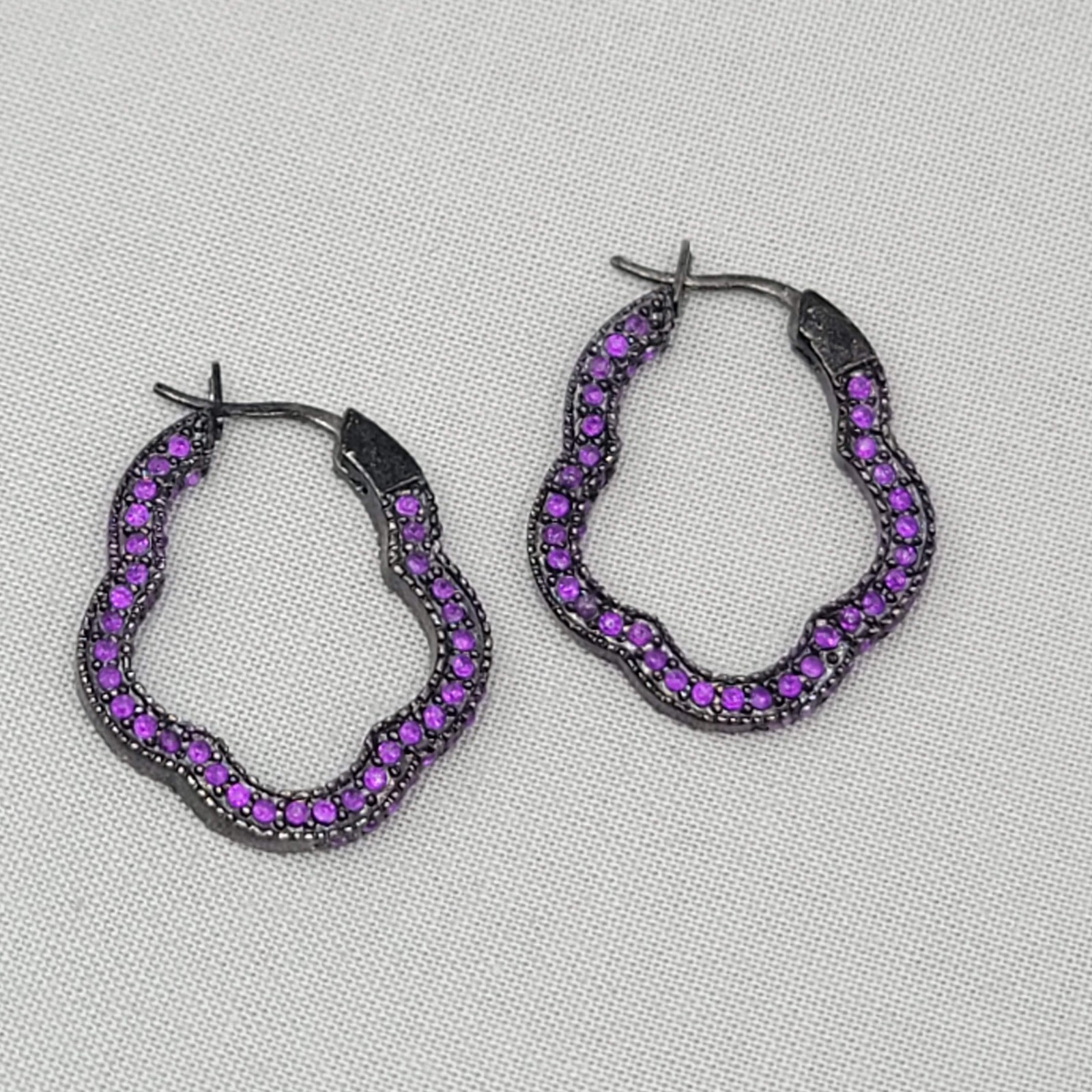 Scallop Hoops Purple Crystal Pierced Earrings Black Enamel Drop 1 1/8″
