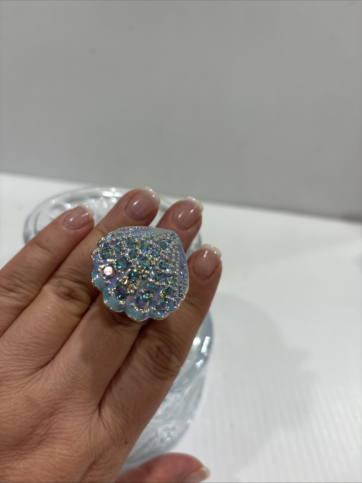 NEW PRETTY BETSEY JOHNSON IRIDESCENT SCALLOPED SEA SHELL STRETCH RING PEARL NWT