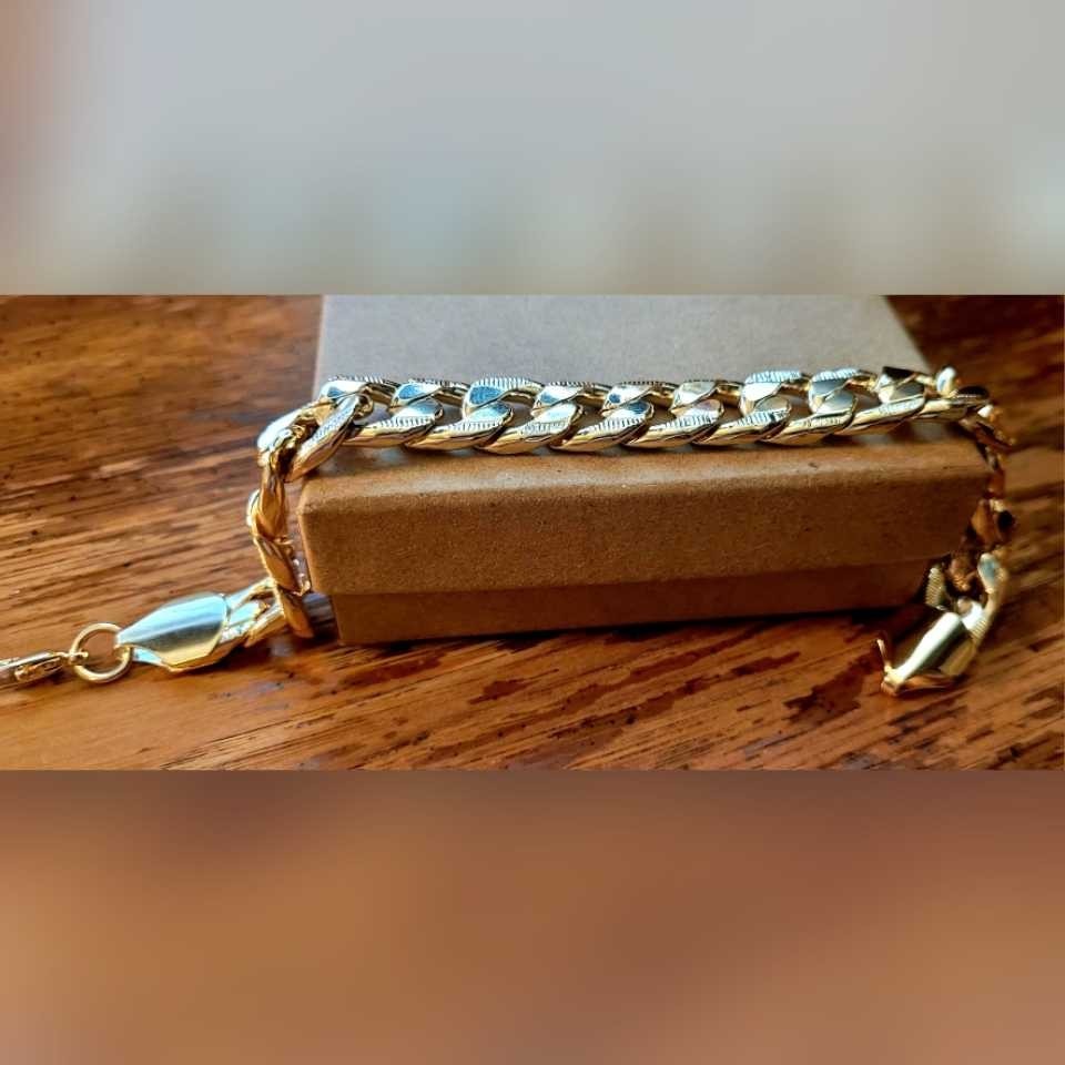 pulsera de la santa muerte con broche elegante en oro laminado 14k para hombre